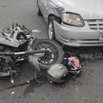 Taxista «se vuela el Alto» e impacta a motociclista en Managua nicaragua