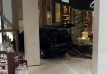 EE.UU: Joven es acusado de terrorismo tras estrellar auto en centro comercial chicago