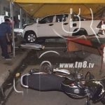 Vehículo se estrella en un muro y destroza dos motocicletas nicaragua