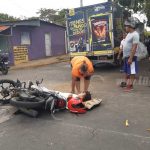 Chavalo termina en el pavimento por conductor imprudente en San Judas nicaragua
