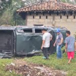 Conductor sale sin un rasguño tras darse vuelta en una camioneta en León acciende