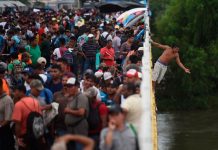 Migrantes hondureños en México reanudan la marcha hacia EE.UU hondurenos