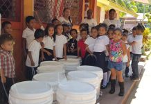 ENACAL dona recipientes para almacenar agua potable en CDI nicaragua