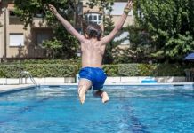 Niño muere ahogado en piscina de un hotel mientras sus padres dormían