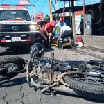 Invasión de carril provoca colisión entre dos motociclistas en Managua nicaragua