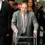 Juez regaña a Harvey Weinstein por usar su celular en la corte estados unidos