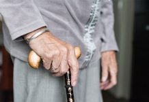Anciana golpea a bastonazos a un ladrón para defender su negocio reino unido