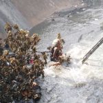 Complicado rescate de anciana que cayó a un cauce de Managua nicaragua