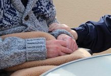 Mujer de 102 años es sospechosa de matar a su vecina en Francia francia