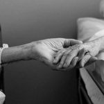 Pareja de ancianos con Coronavirus se toman de la mano y se despiden china