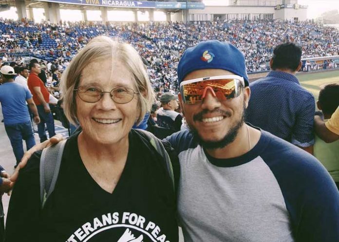 ann-wright-en-el-estadio-denis-martinez-02 nicaragua