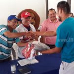 Autoridades entregan uniformes a peloteros del equipo de León nicaragua