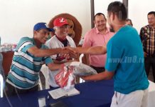 Autoridades entregan uniformes a peloteros del equipo de León nicaragua