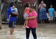 Miles de evacuados por inundaciones e incendios en Argentina