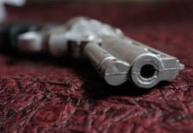 Niño encuentra pistola bajo colchón y dispara a su madre embarazada estados unidos