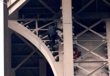 Detenido el hombre que escaló la Torre Eiffel francia