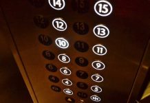 Una niña salva a su hermanito de morir ahorcado en un ascensor