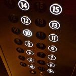 Mujer muere decapitada por ascensor tras quedar atrapada india