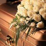 Bailan con ataúd para despedir a familiar, pero se les cayó el cadáver africa