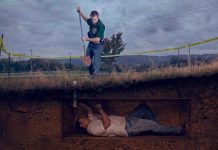 Video: Joven desentierra a su hermano muerto y lo pasea en bicicleta cuanto tiempo