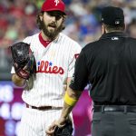 Umpire confisca tarjeta de apuntes a pitcher de Filis mlb