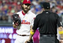 Umpire confisca tarjeta de apuntes a pitcher de Filis mlb