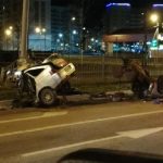Auto se parte en dos al impactar contra un poste en Rusia (VIDEO) rusia