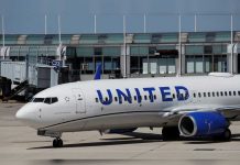 Avión aterriza de emergencia por una mujer atrapada en el baño