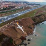 Avión se despista y queda atascado en un acantilado en aeropuerto de Turquía