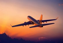 «Miedo al coronavirus» Graban a pareja envuelta en plástico dentro de un avión australia