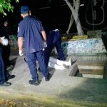 Bomberos rescatan a enfermero que se precipitó al fondo de un manjol bomberos