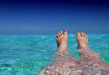Mujer contrae bacteria come carne tras pasar 10 minutos en la playa estados unidos