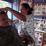 Marquesa Gutiérrez se desempeña como la barbera favorita de Kukra Hill