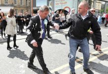 Líder Político furioso al recibir un baño pegajoso a media calle