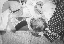 Sacerdote somete a este niño a un bautismo sádico rusia