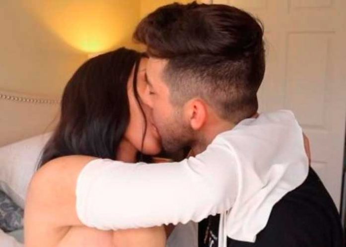 be_64VWSFG besa a su hermana