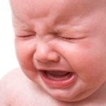 Razones por las que los bebés lloran en los aviones razones