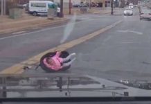 Bebé cae de un vehículo en movimiento y su mamá continúa conduciendo estados unidos