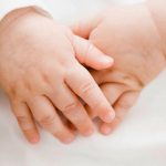 Hombre fractura extremidades de un bebé por apretarla con fuerza inglaterra