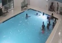 Rescatan a bebé de dos años que se estaba ahogando en una piscina (VIDEO) estados unidos