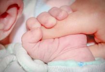 Recién nacido es el infectado por coronavirus más joven en el mundo inglaterra
