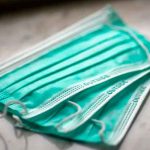 Viral: Bebé le arranca la mascarilla al doctor al momento de nacer dubai