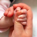 Confirman la primera muerte de un bebé con coronavirus en EE.UU. estados unidos