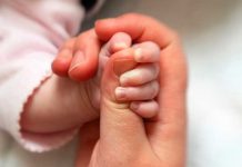 Confirman la primera muerte de un bebé con coronavirus en EE.UU. estados unidos