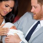 ¡Despedido! Periodista compara al bebé real con un monito mundo