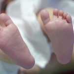 Mujer conservó a sus bebés muertos en una bolsa durante 20 años reino unido