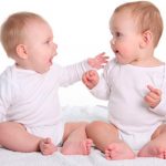 ¿Tu bebé prefiere escucharte a ti o a otro bebé? Esto dice la ciencia bebes