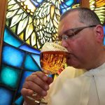 Bélgica: Monjes resucitan una cerveza tras hallar la receta belgica