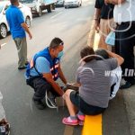 Peatón se distrae al cruzar y es atropellado por un mensajero nicaragua