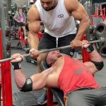 Fisiculturista sufre una grave lesión al tratar de levantar demasiado peso (VIDEO) fisioculturista